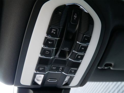 Used 2025 Porsche Macan image 17