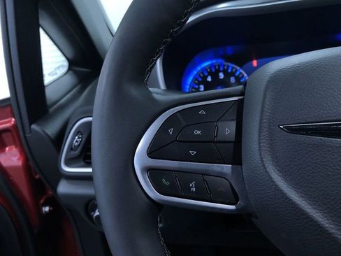 Used 2025 Chrysler Pacifica Select image 27