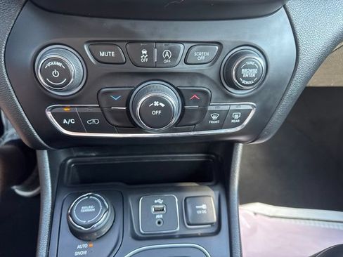 Used 2019 Jeep Cherokee Latitude Plus AWD/4WD image 18