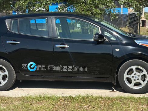 Used 2011 Nissan Leaf SL image 6