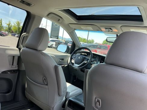 Used 2016 Toyota Sienna XLE w/ XLE Navigation Package FWD image 20