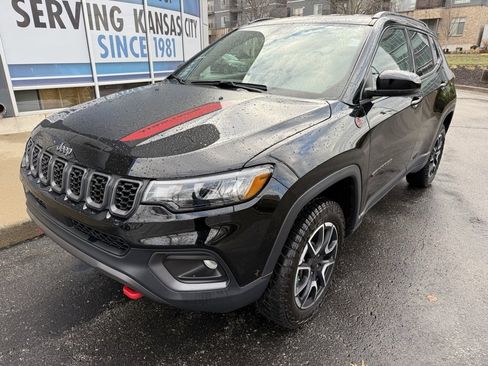 Used 2024 Jeep Compass Trailhawk image 6