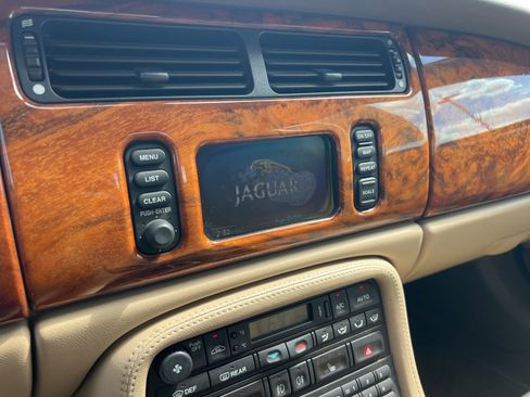 Used 2000 Jaguar XK8 Convertible image 15