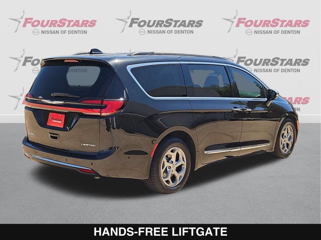 Used 2023 Chrysler Pacifica Limited w/ Uconnect Theater Family Group FWD image 4