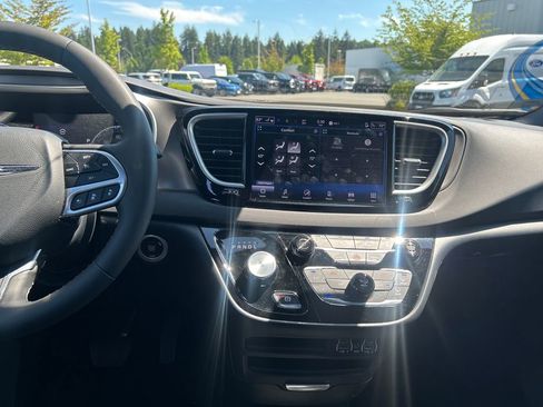 Used 2025 Chrysler Pacifica Select FWD image 24