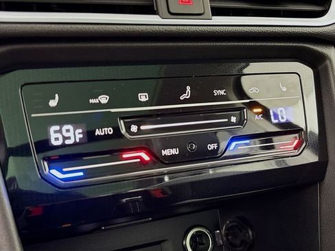 New 2025 Volkswagen Taos SE image 16