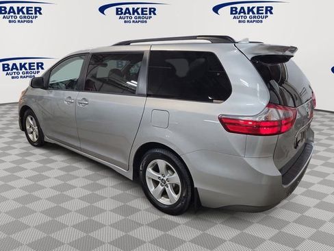 Used 2020 Toyota Sienna LE FWD image 3