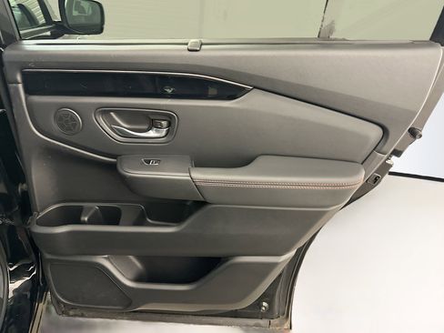 Used 2025 Honda Pilot TrailSport image 34