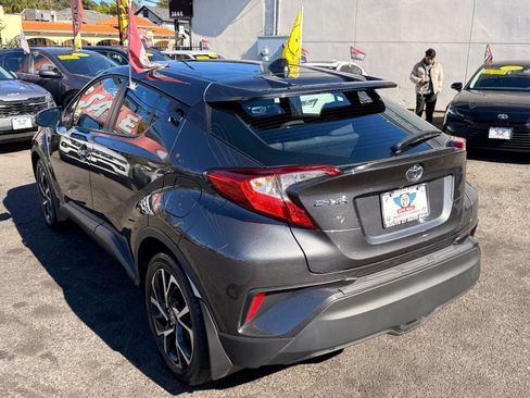 Used 2022 Toyota C-HR XLE image 5