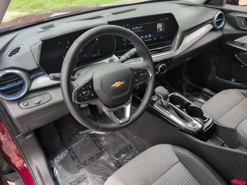 Used 2025 Chevrolet Trax LT w/ LT Convenience Package FWD image 15