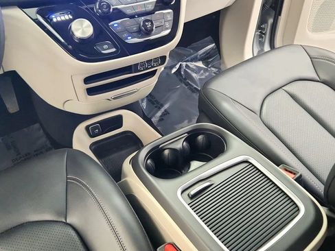 Used 2024 Chrysler Pacifica Touring-L FWD image 26