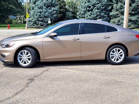 Used 2018 Chevrolet Malibu LT w/ Driver Confidence Package image 2