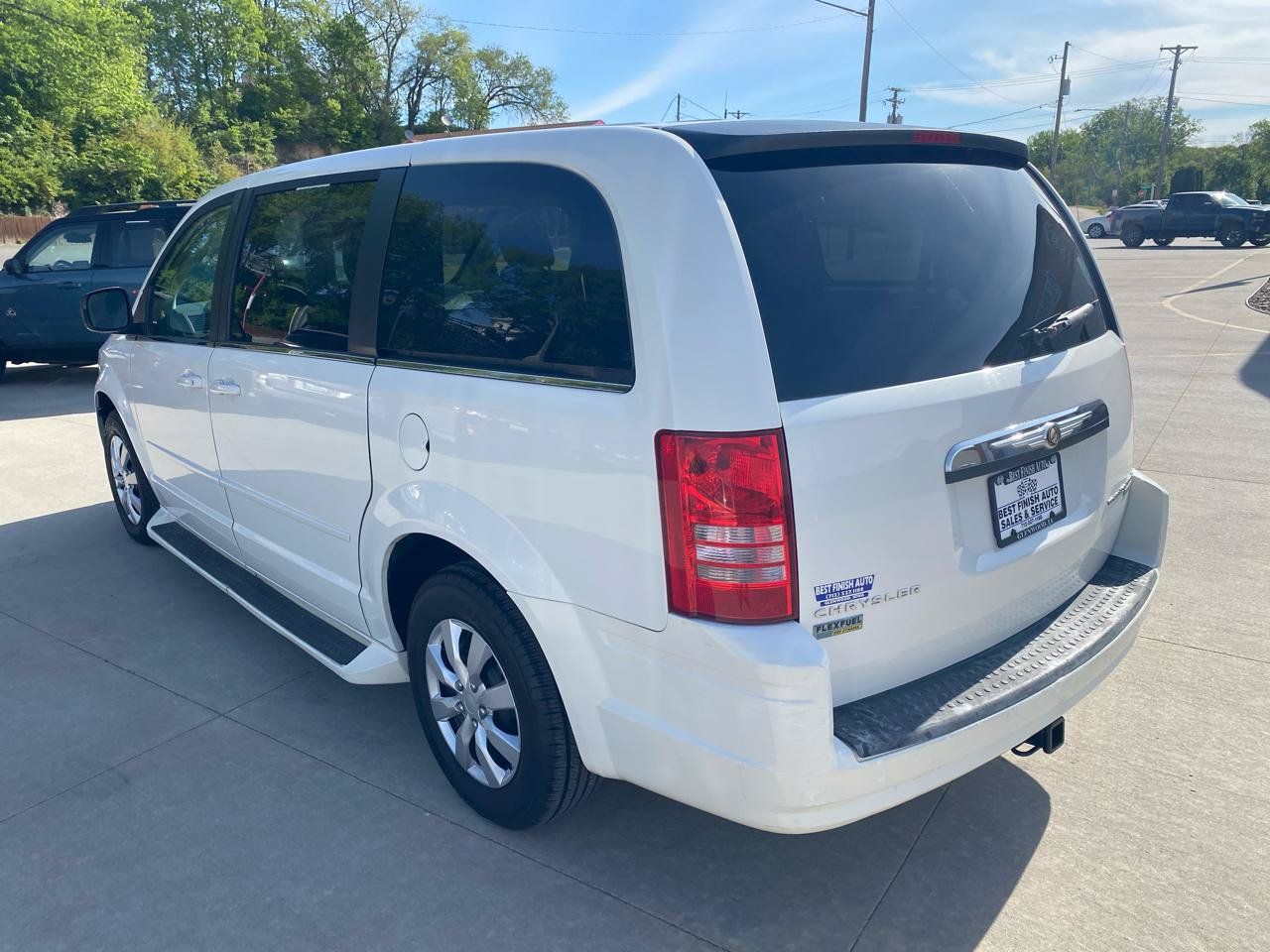 Used 2010 Chrysler Town & Country LX w/ PWR Convenience Group FWD image 8
