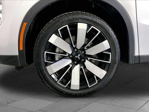 Used 2025 Mitsubishi Outlander SE image 9