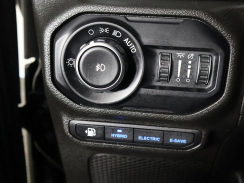 Used 2022 Jeep Wrangler Unlimited Sahara w/ Cold Weather Group AWD/4WD image 32
