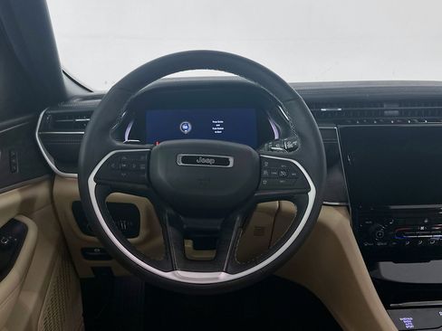 Used 2023 Jeep Grand Cherokee Limited image 18