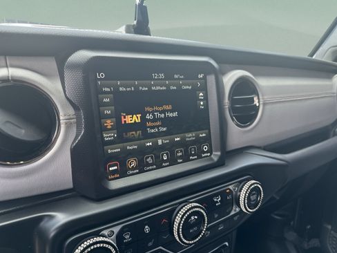 Used 2023 Jeep Wrangler Unlimited Sahara AWD/4WD image 16