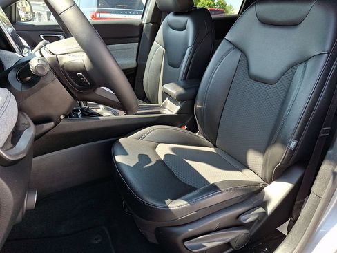 Used 2025 Jeep Compass Latitude AWD/4WD image 15