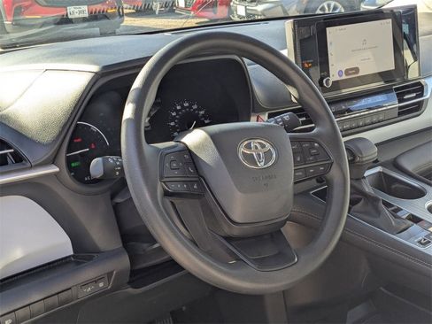Used 2025 Toyota Sienna LE image 15
