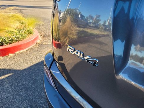 Used 2018 Toyota RAV4 LE w/ All Weather Liner Package FWD image 6