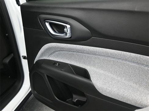 Used 2025 Jeep Compass Sport image 14