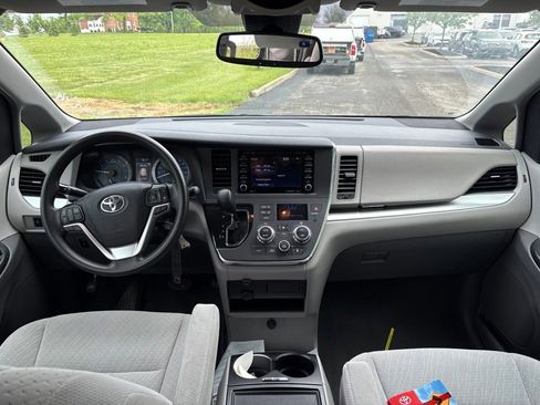 Used 2019 Toyota Sienna LE FWD image 19