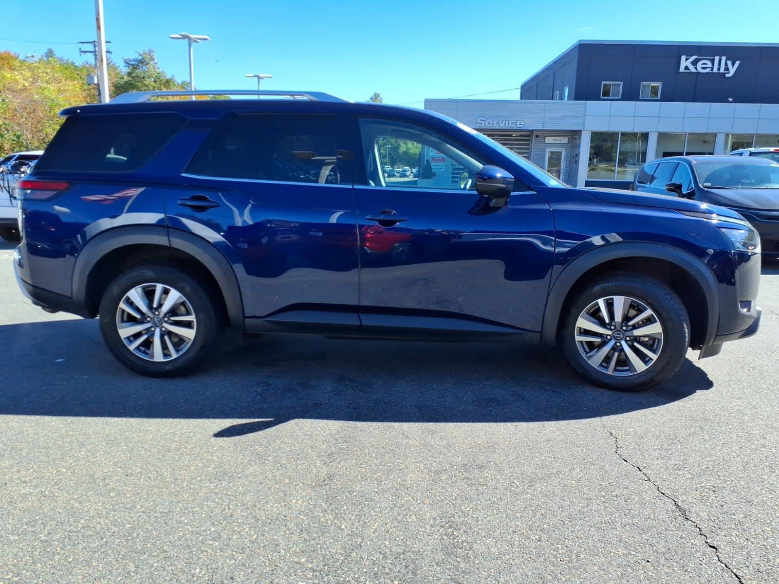 Used 2025 Nissan Pathfinder SL AWD/4WD image 4