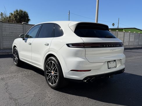 Certified 2026 Porsche Cayenne AWD/4WD image 3