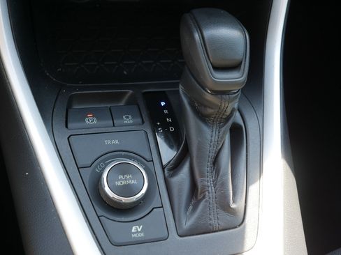 Used 2021 Toyota RAV4 LE AWD/4WD image 24