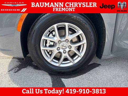 Used 2025 Chrysler Pacifica Select FWD image 26