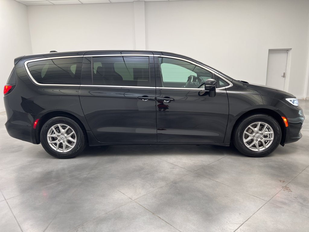 Used 2025 Chrysler Pacifica Select FWD image 10