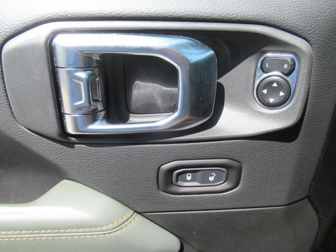 Certified 2025 Jeep Gladiator Mojave w/ Convenience Group AWD/4WD image 24