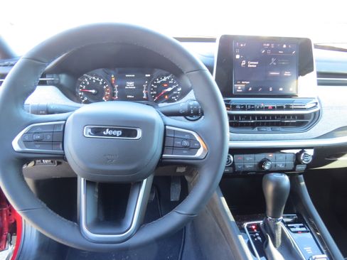 Used 2025 Jeep Compass Latitude image 18