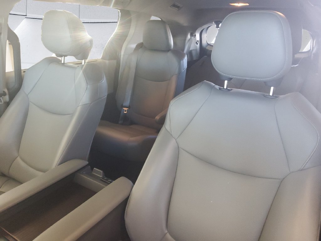 Used 2021 Toyota Sienna XLE AWD/4WD image 2