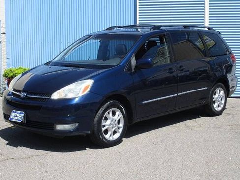 Used 2004 Toyota Sienna XLE AWD/4WD image 2