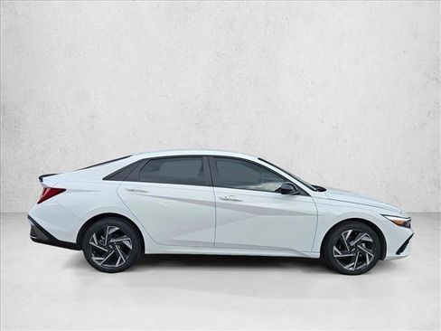 Certified 2025 Hyundai Elantra SEL FWD image 4
