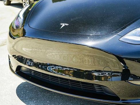 Used 2025 Tesla Model Y Long Range RWD image 8