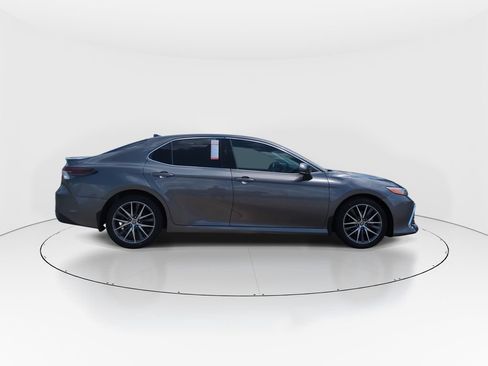 Used 2021 Toyota Camry XLE FWD image 9