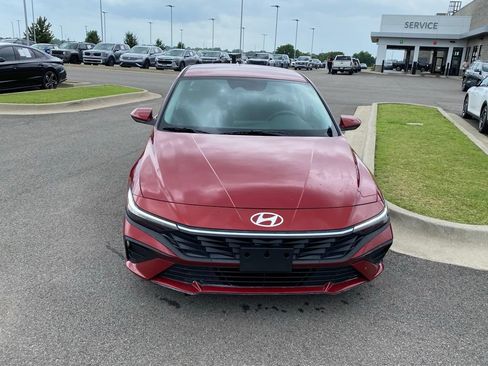 Used 2025 Hyundai Elantra SE FWD image 2
