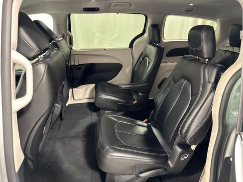 Used 2023 Chrysler Pacifica Touring-L FWD image 5