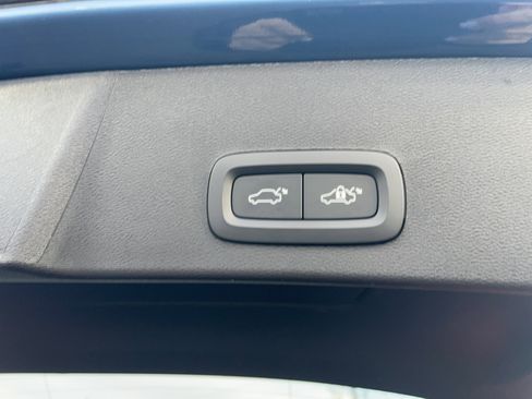 Used 2025 Volvo XC40 B5 Plus image 25