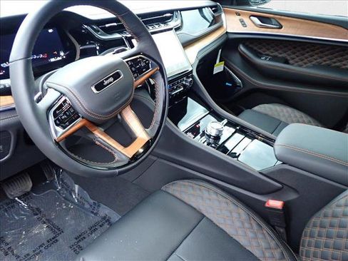 New 2025 Jeep Grand Cherokee Summit image 14