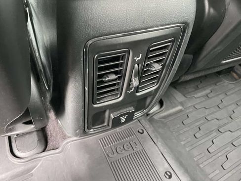 Certified 2018 Jeep Grand Cherokee Altitude AWD/4WD image 14