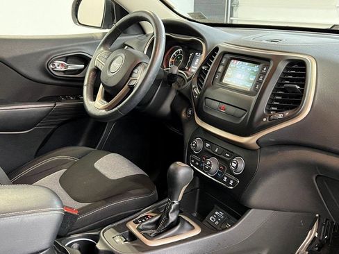 Used 2014 Jeep Cherokee Latitude w/ Comfort/Convenience Group image 2