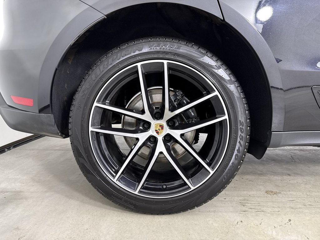 Certified 2023 Porsche Macan AWD/4WD image 16