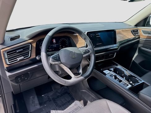 Certified 2024 Volkswagen Atlas SE w/ Panoramic Sunroof Package FWD image 9