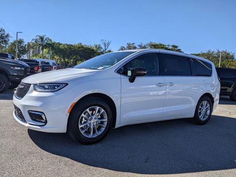 New 2026 Chrysler Pacifica Select image 6