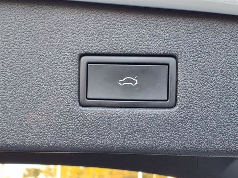 Certified 2022 Volkswagen Tiguan SE R-Line image 10