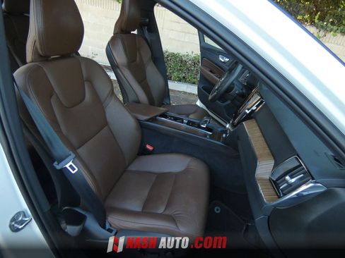 Used 2022 Volvo XC60 B5 Momentum AWD/4WD image 28