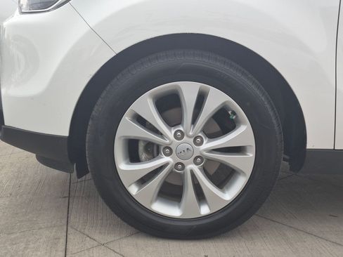 Used 2016 Kia Soul + FWD image 12